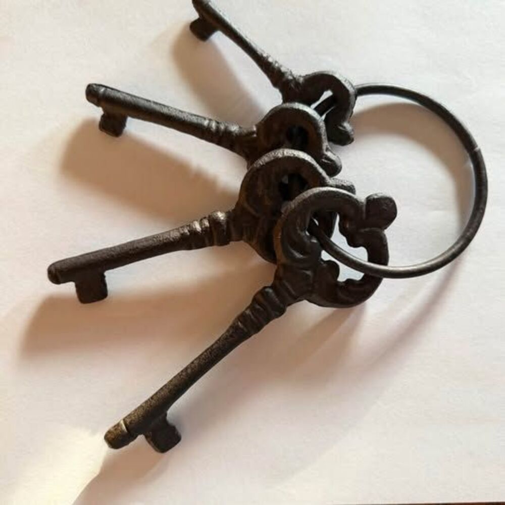 Vintage Cast Iron Skeleton Keys – Rustic Decor Set (4 Keys)